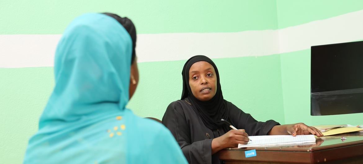 Una consejera del Servicio de Escucha y Protección para Niños y Mujeres Víctimas de Violencia habla con una víctima de violencia sexual en Moroni, la capital de las Comoras.